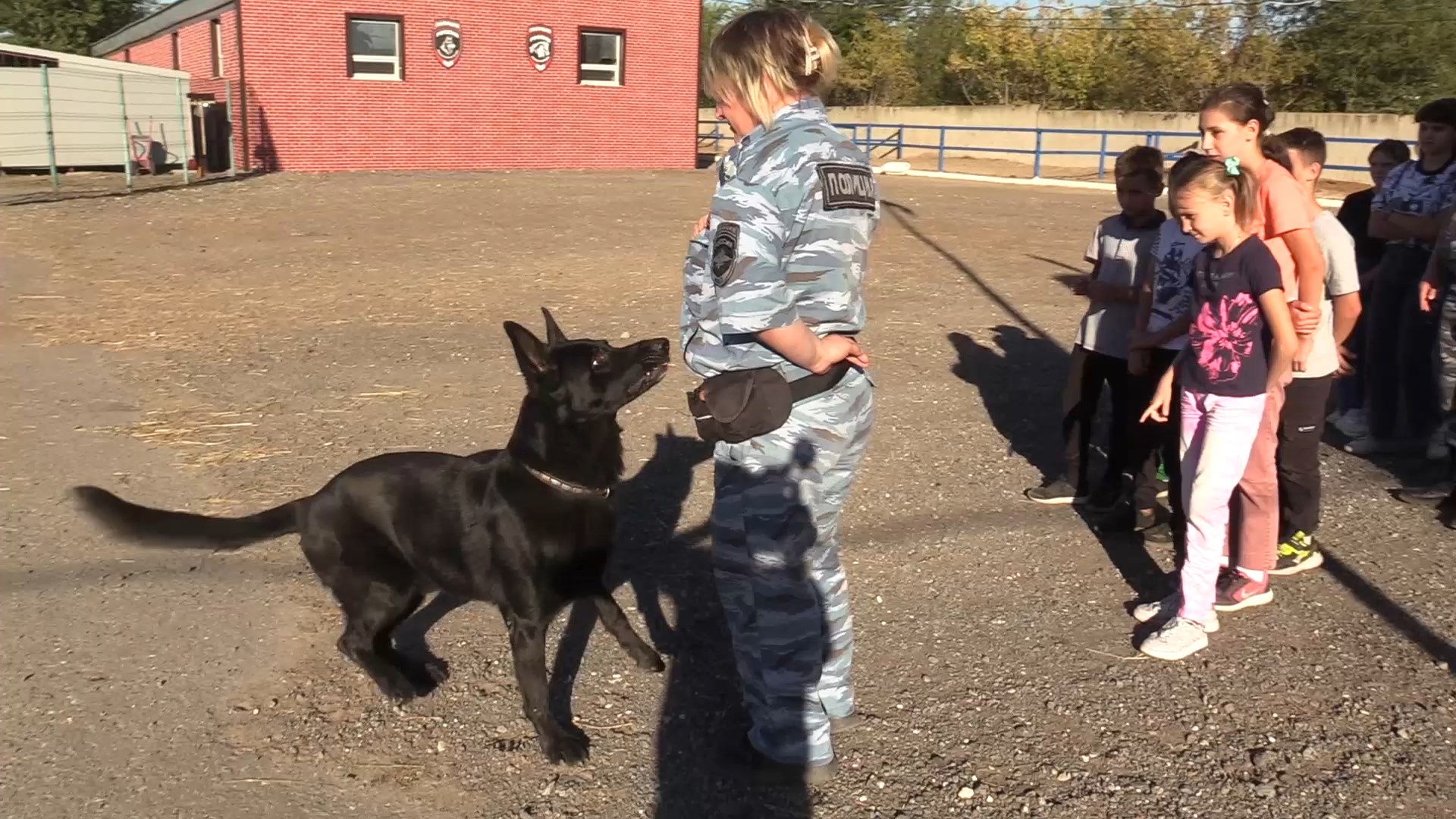 Сотрудники волгоградской патрульно-постовой службы провели экскурсию для детей